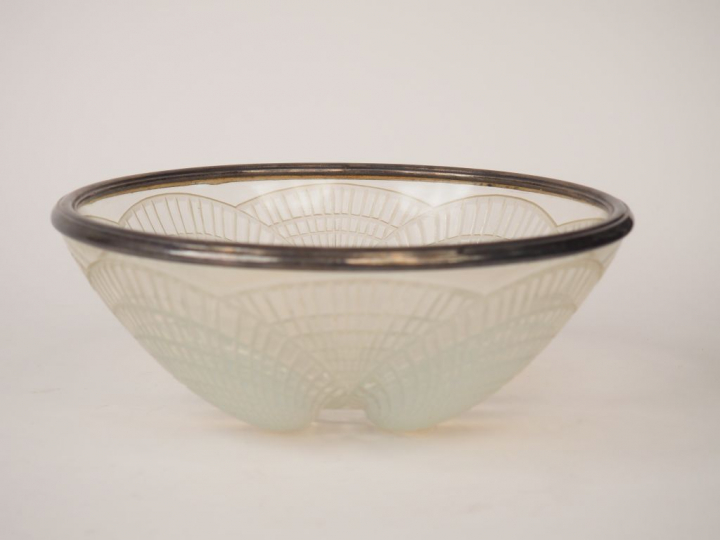 R. LALIQUE. Coupe "coquille" en verre en partie opalescent. Signée et 