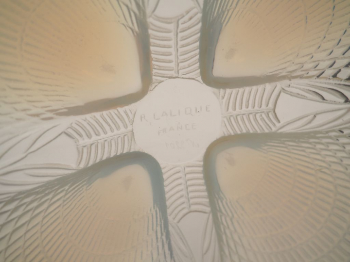 R. LALIQUE. Coupe "coquille" en verre en partie opalescent. Signée et 