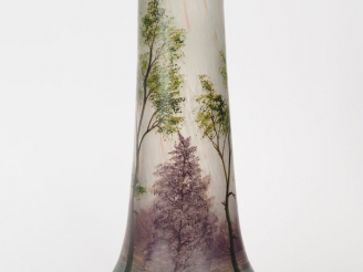 Vente aux enchères LEGRAS. Grand vase en verre peint à décor de paysage lacustre. Signé. 