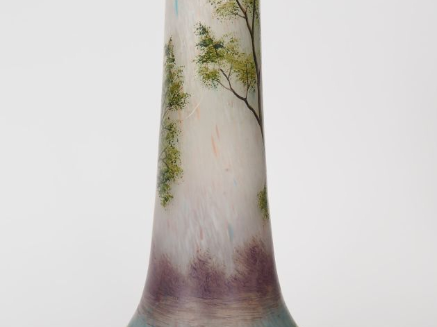 LEGRAS. Grand vase en verre peint à décor de paysage lacustre. Signé. 