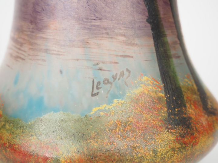 LEGRAS. Grand vase en verre peint à décor de paysage lacustre. Signé. 