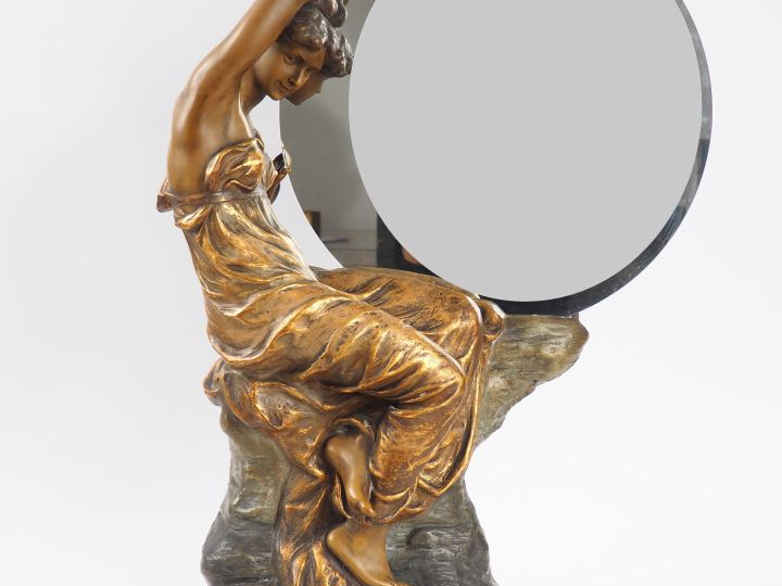 GOLDSCHEIDER. "Jeune baigneuse". Miroir de toilette. Signé. Dim: 70 x 