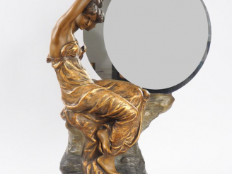 Vente aux enchères GOLDSCHEIDER. "Jeune baigneuse". Miroir de toilette. Signé. Dim: 70 x 