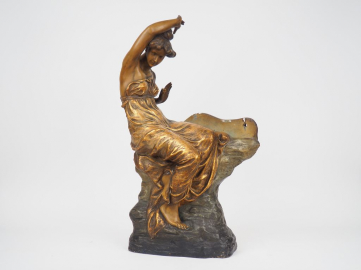 GOLDSCHEIDER. "Jeune baigneuse". Miroir de toilette. Signé. Dim: 70 x 