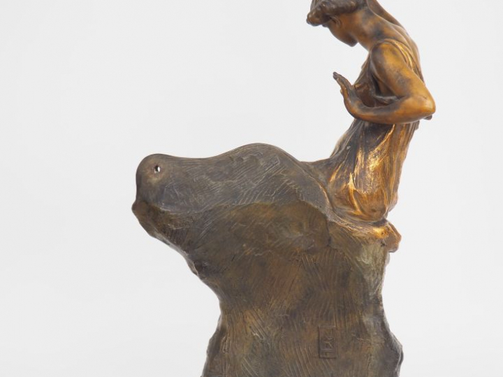 GOLDSCHEIDER. "Jeune baigneuse". Miroir de toilette. Signé. Dim: 70 x 