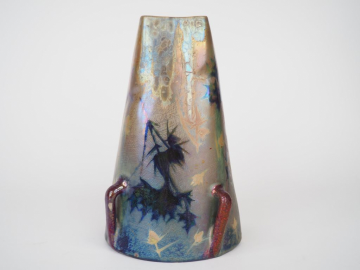 CLEMENT MASSIER. Vase à anses en céramique irisée à décor de feuillage