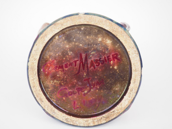 CLEMENT MASSIER. Vase à anses en céramique irisée à décor de feuillage