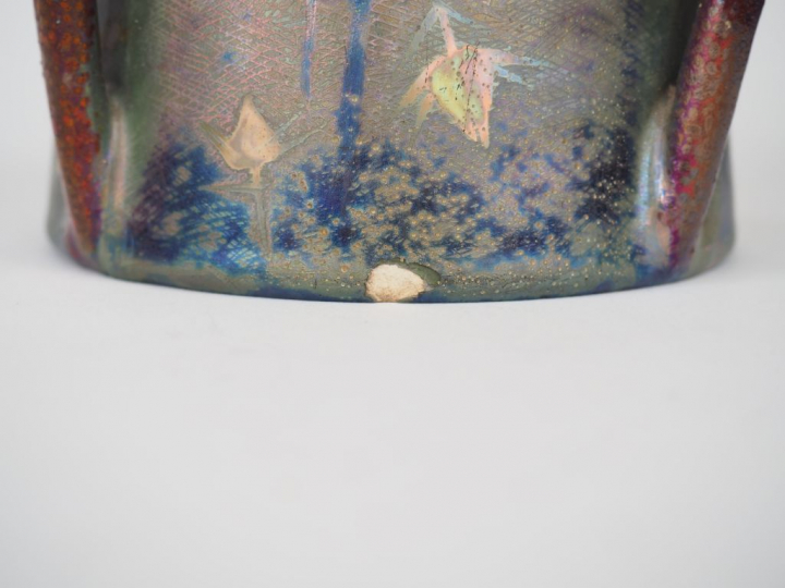 CLEMENT MASSIER. Vase à anses en céramique irisée à décor de feuillage