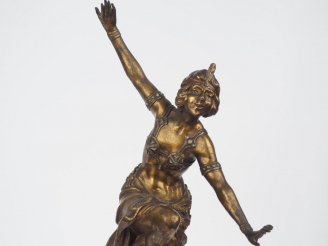 Vente aux enchères Sculpture début Xxème en bronze. "Danseuse de ballet russe". Socle en 