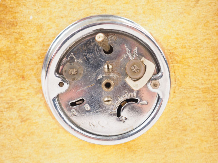 DEP SAVOY. Réveil de style Art Déco en métal chromé et cuir. Dim : 16 