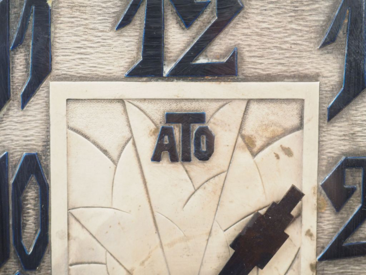 ATO. Pendule Art Déco en marbre bicolore portor et jaune de Sienne. Di