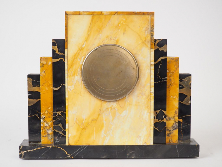 ATO. Pendule Art Déco en marbre bicolore portor et jaune de Sienne. Di