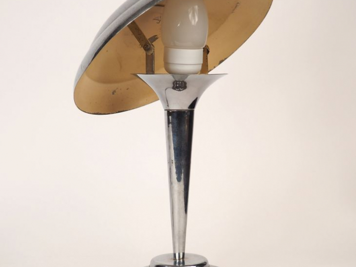 Lampe de bureau 1940 en métal chromé.  H. 35 cm.