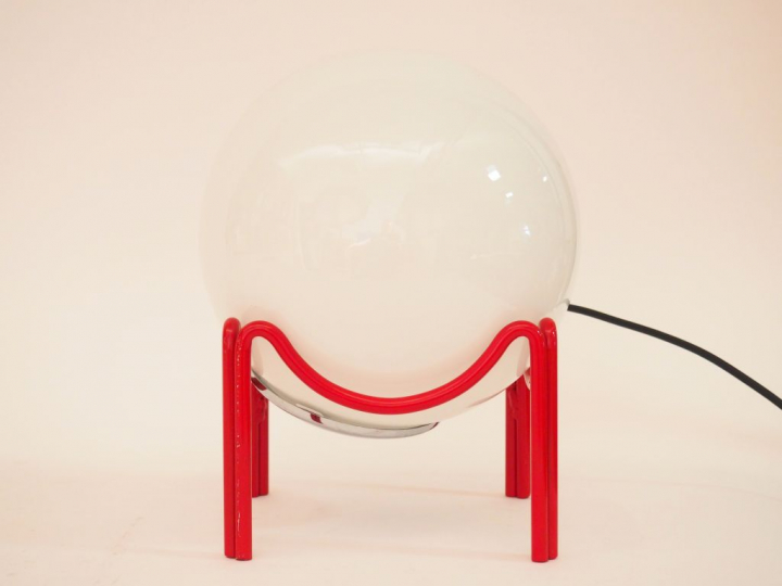 Veilleuse contemporaine en verre et métal laqué rouge. H. 23 cm.