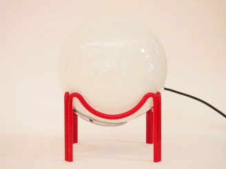 Vente aux enchères Veilleuse contemporaine en verre et métal laqué rouge. H. 23 cm.