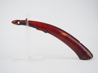 Vente aux enchères Olifant Tsogho, Gabon fin XIXème. Ivoire à patine brune nuancée rouge.