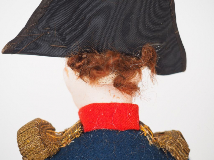 Petite poupée souvenir fin XIXème représentant Napoléon. Tête porcelai