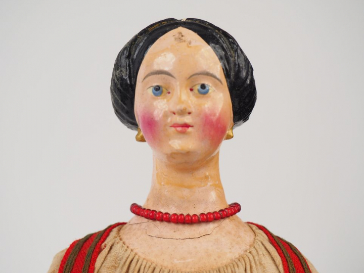 Poupée milieu du 19e en papier mâché. Tête buste provenant certainemen