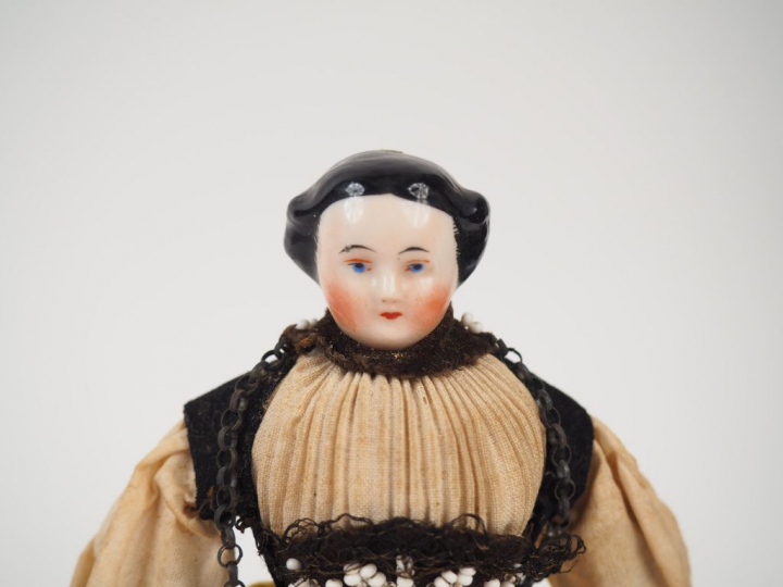 Petite poupée de maison de poupée ou de théâtre en porcelaine allemand