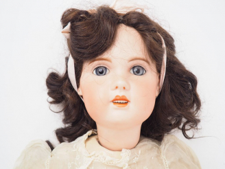 Vente aux enchères Grande poupée de fabrication française de marque sfbj moule jumeau. Tê