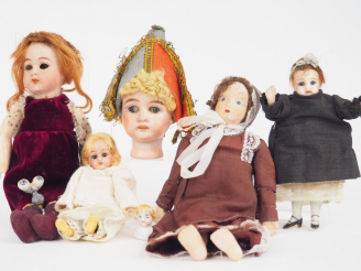 Vente aux enchères Suite de 4 mignonettes. (Etat d'usage et diverses époques). On y joint