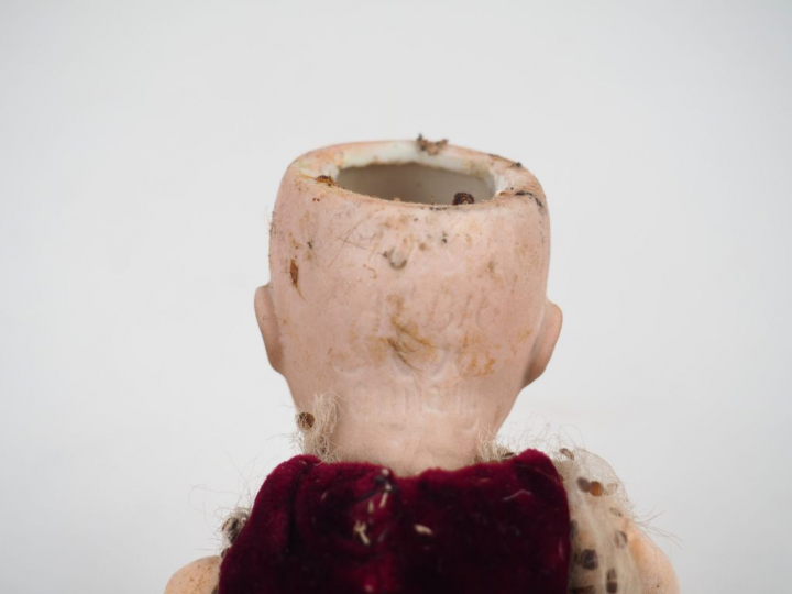 Suite de 4 mignonettes. (Etat d'usage et diverses époques). On y joint