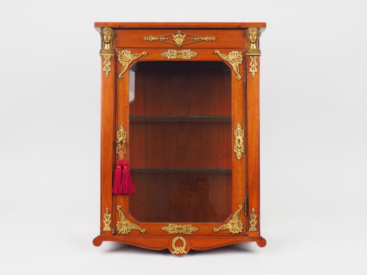 Vitrine murale de style Empire en acajou et bronze doré à décor de bus