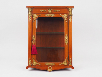 Vente aux enchères Vitrine murale de style Empire en acajou et bronze doré à décor de bus