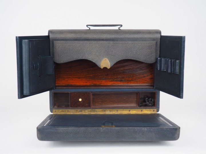 Ecritoire de voyage en cuir, soie, laiton et palissandre. On y joint u