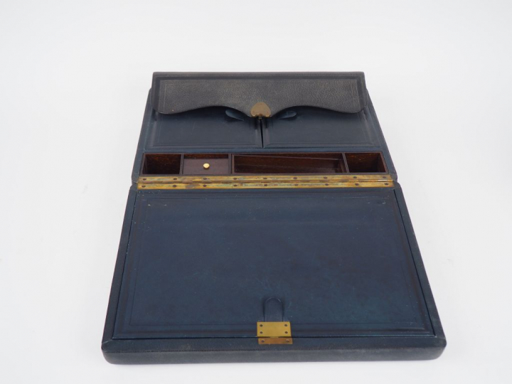 Ecritoire de voyage en cuir, soie, laiton et palissandre. On y joint u