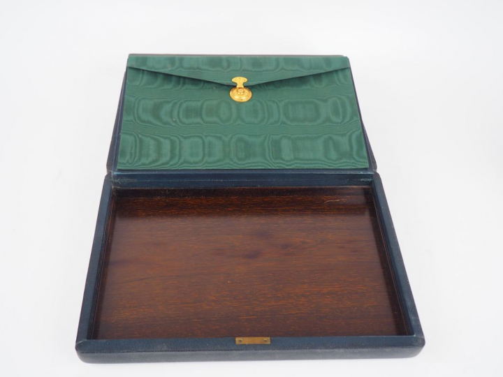 Ecritoire de voyage en cuir, soie, laiton et palissandre. On y joint u