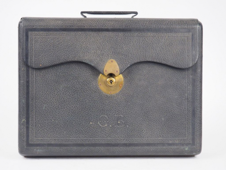 Ecritoire de voyage en cuir, soie, laiton et palissandre. On y joint u