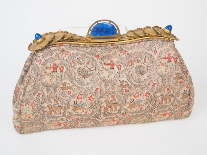 Sac de femme en broderie, Lapis-lazulie et bronze. Dim: 21 x 29,5 cm.