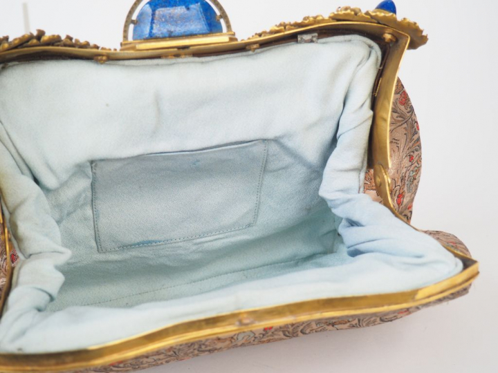 Sac de femme en broderie, Lapis-lazulie et bronze. Dim: 21 x 29,5 cm.