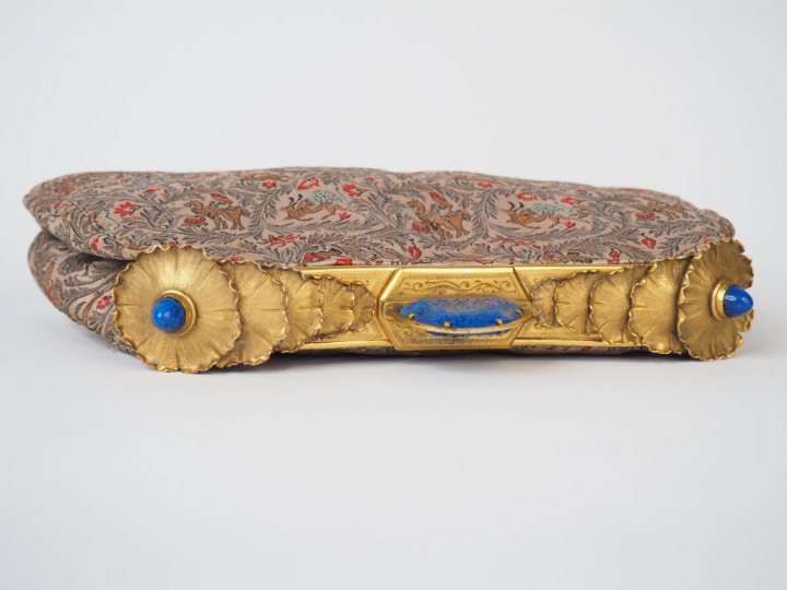 Sac de femme en broderie, Lapis-lazulie et bronze. Dim: 21 x 29,5 cm.