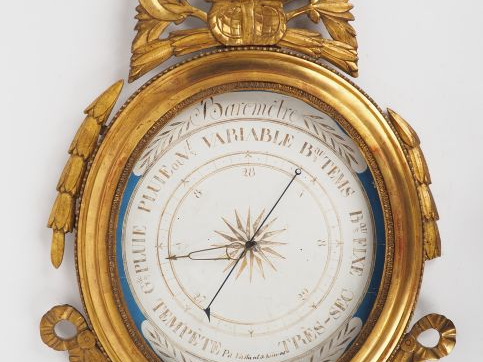 Baromètre de style Louis XVI en bois doré, décor ajouré de Laurier et 