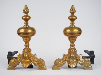 Vente aux enchères Paire de chenets Louis XIII "marmousets". Dim : 44,5 x 26,5 cm.