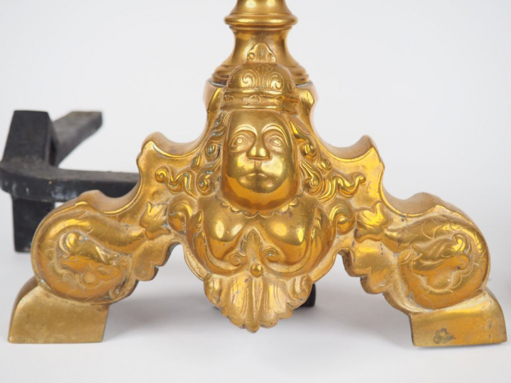 Paire de chenets Louis XIII "marmousets". Dim : 44,5 x 26,5 cm.