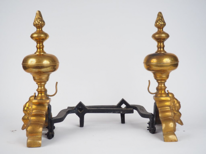 Paire de chenets Louis XIII "marmousets". Dim : 44,5 x 26,5 cm.