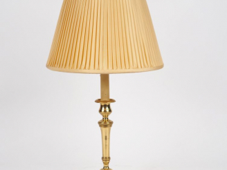 Vente aux enchères Bougeoir de style Louis XVI en bronze. Monté en lampe.  H. 22,8 cm.