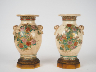 Vente aux enchères Paire de vase en céramique de Satsuma à décor émaillé de fleurs et d'a