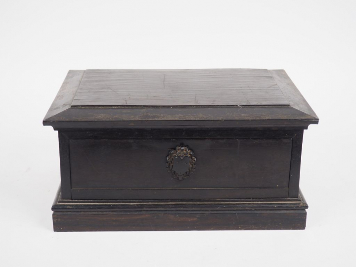 Médaillier Napoléon III en placage d'ébène, intérieur en acajou. Ouvra