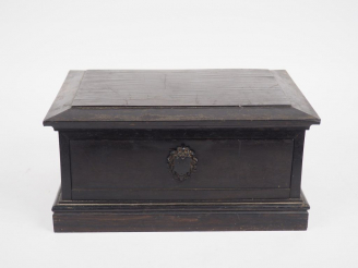 Vente aux enchères Médaillier Napoléon III en placage d'ébène, intérieur en acajou. Ouvra