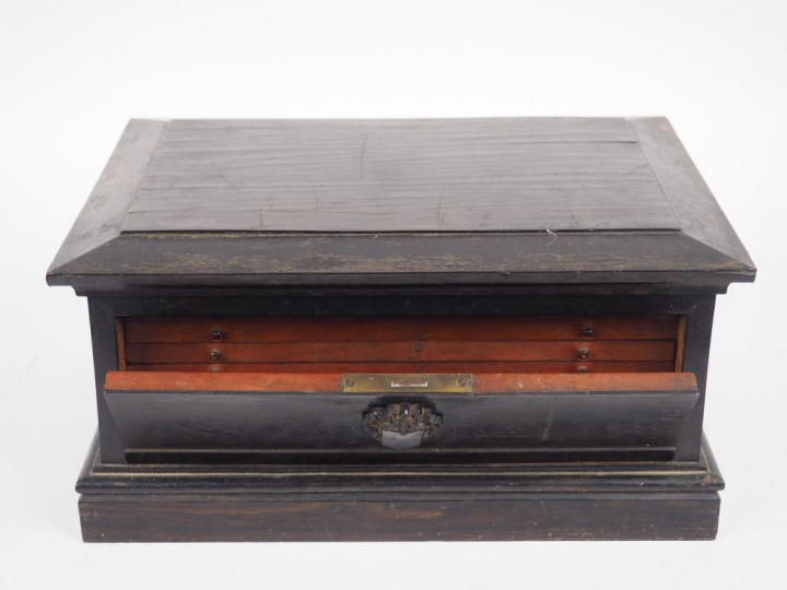 Médaillier Napoléon III en placage d'ébène, intérieur en acajou. Ouvra