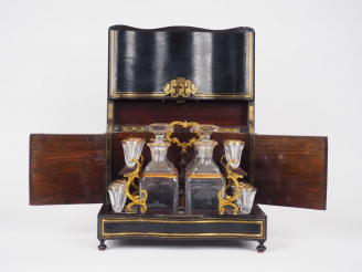 Vente aux enchères TAHAN  à Paris. Cave à liqueur en marqueterie Boulle, placage d'ébène 