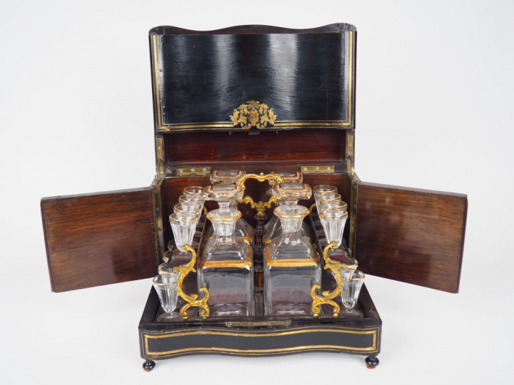 TAHAN  à Paris. Cave à liqueur en marqueterie Boulle, placage d'ébène 