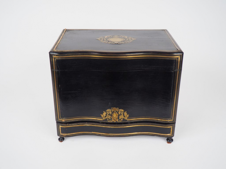 TAHAN  à Paris. Cave à liqueur en marqueterie Boulle, placage d'ébène 