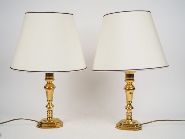 Paire de bougeoirs de style Louis XIII en bronze doré.  Montés en lamp