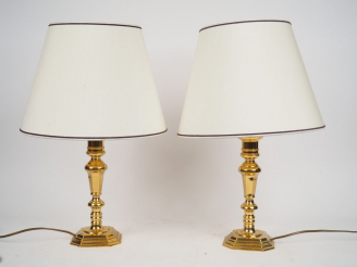 Vente aux enchères Paire de bougeoirs de style Louis XIII en bronze doré.  Montés en lamp