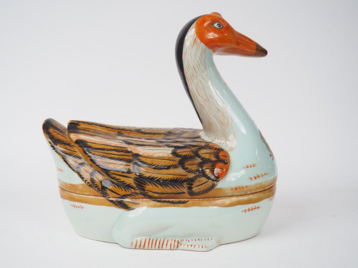 Grande terrine en porcelaine de Chine, compagnie des Indes, figurant u